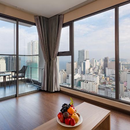 Virgo Hotel Nha Trang Buitenkant foto A view of the city from a suite at the hotel