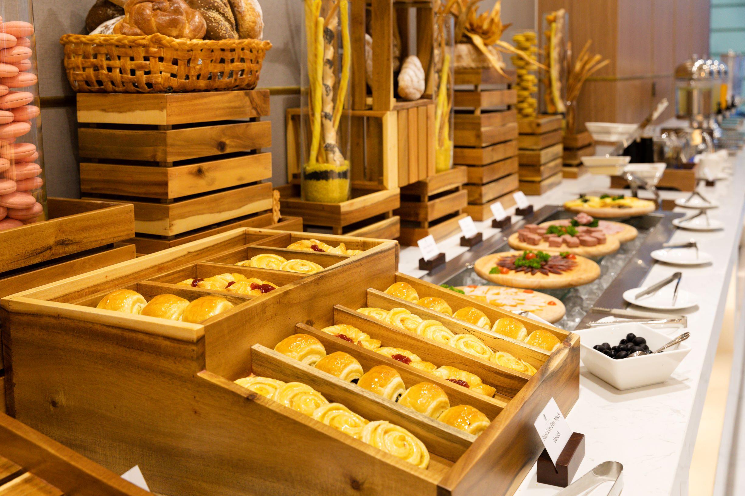 Virgo Hotel Nha Trang Buitenkant foto A buffet at a hotel