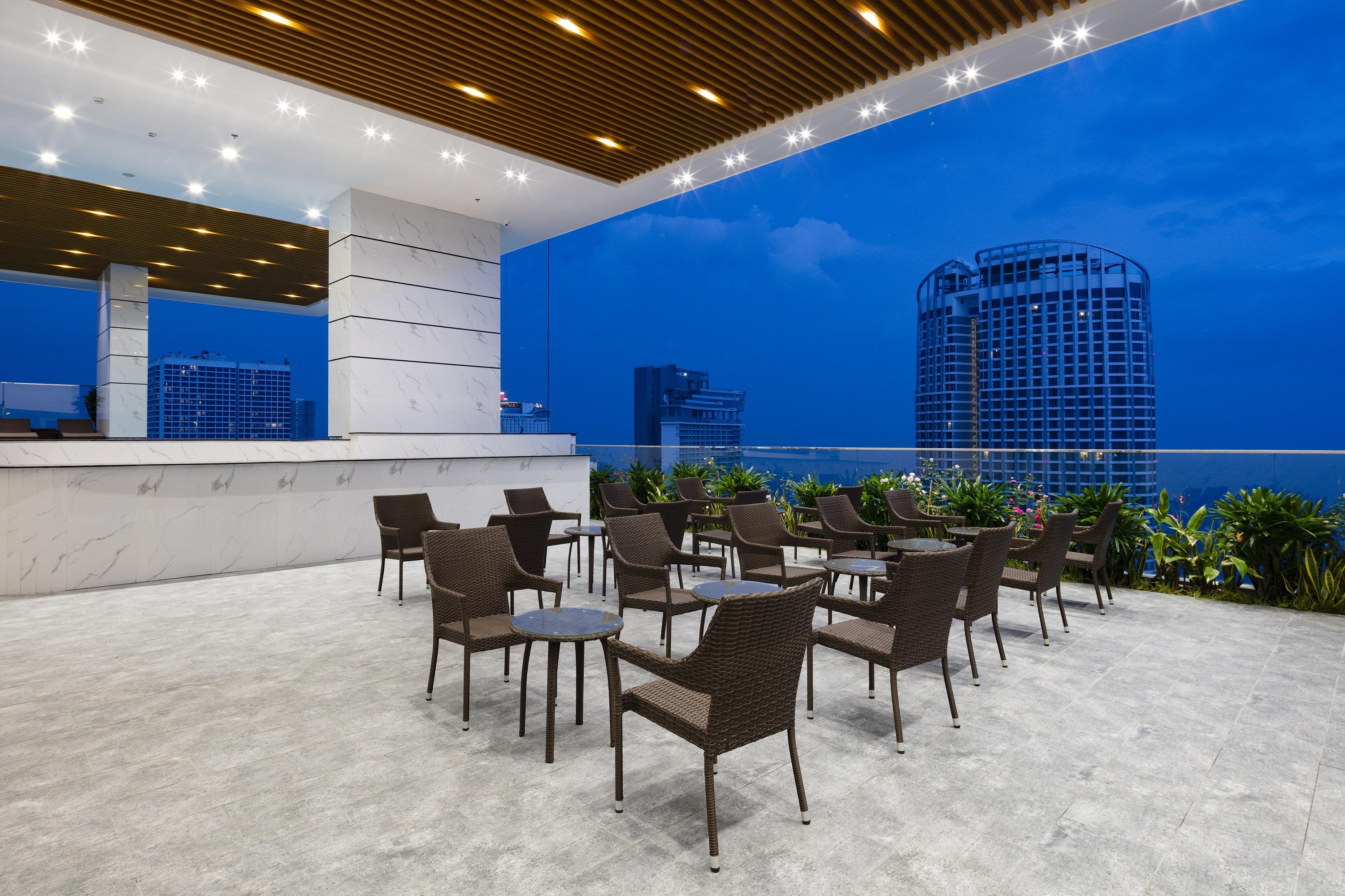 Virgo Hotel Nha Trang Buitenkant foto Sky Bar