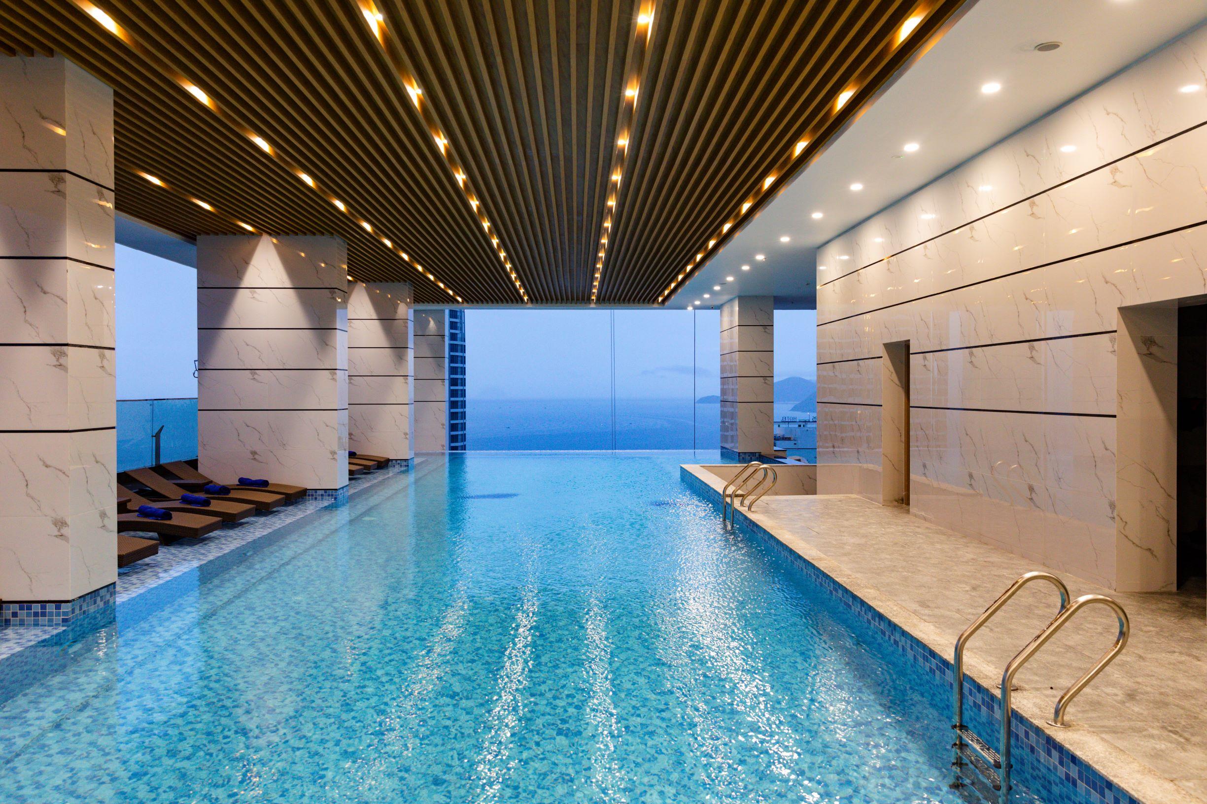 Virgo Hotel Nha Trang Buitenkant foto Infinity pool at the 360° Sky Lounge