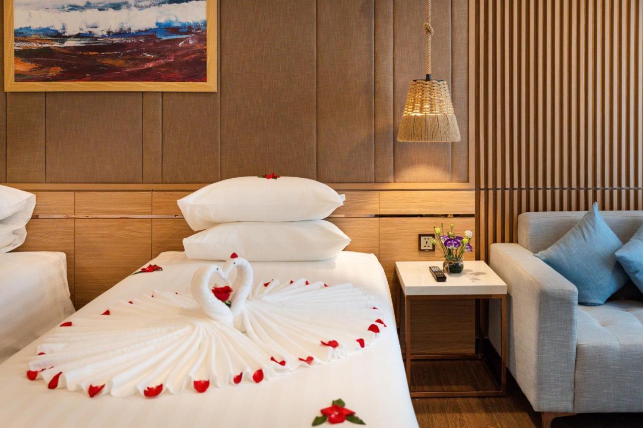 Virgo Hotel Nha Trang Buitenkant foto A bed with a towel swan