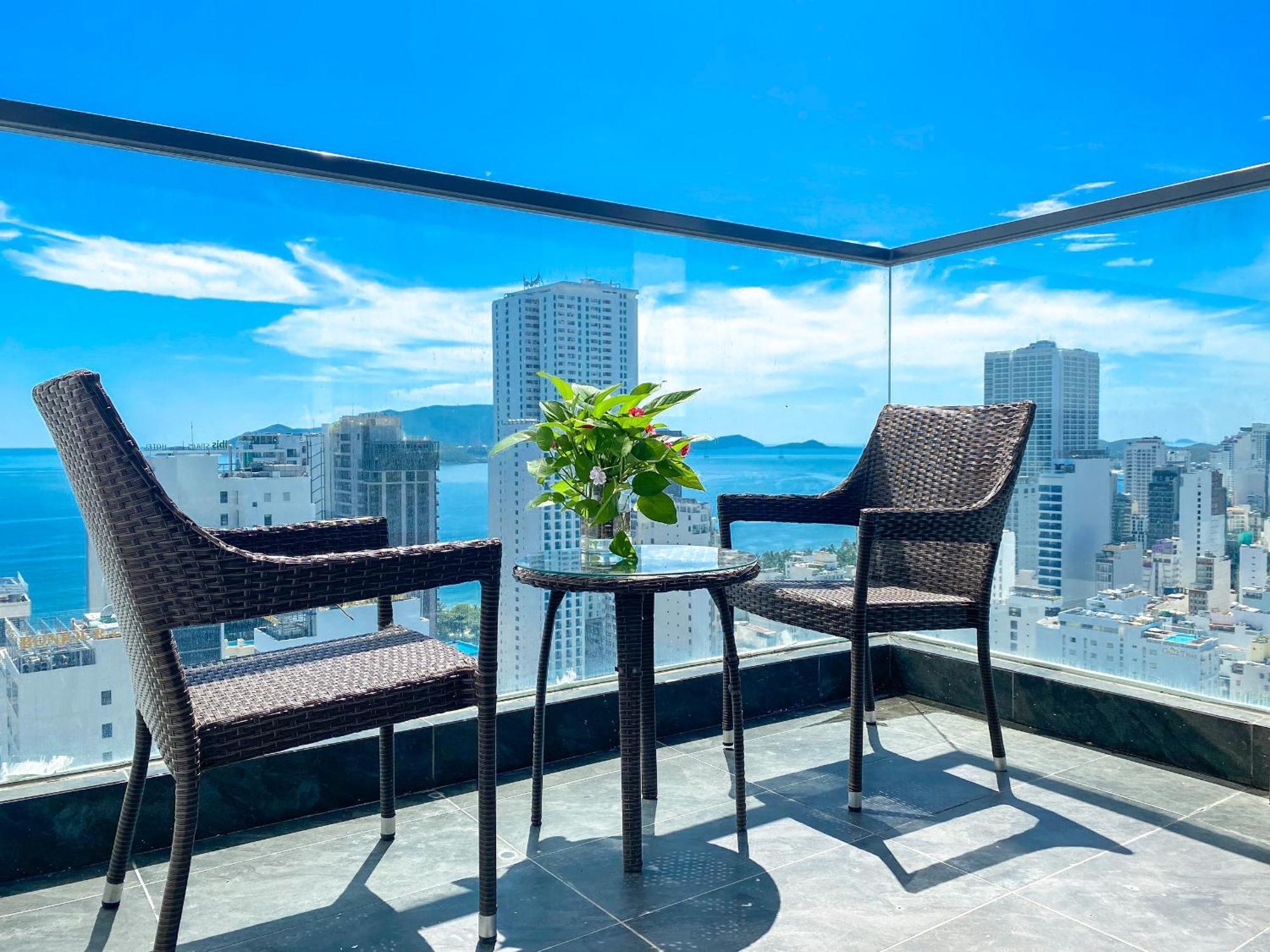 Virgo Hotel Nha Trang Buitenkant foto View from the rooftop